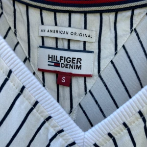 Hilfiger denim S klänning  - Hilfiger Denim klänning  S Ca 99 cm lång 