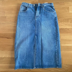 jeanskjol med slits  - Hjälper min mamma sälja denna jeanskjolen med slits som hon köpte förra året från Kappahl 💕aldrig använd, bara provad med prislapp kvar. Köpt för ca 400kr, säljer för 250 ✨ pris kan diskuteras, hör av dig om du har frågor om något💗🫶🏻