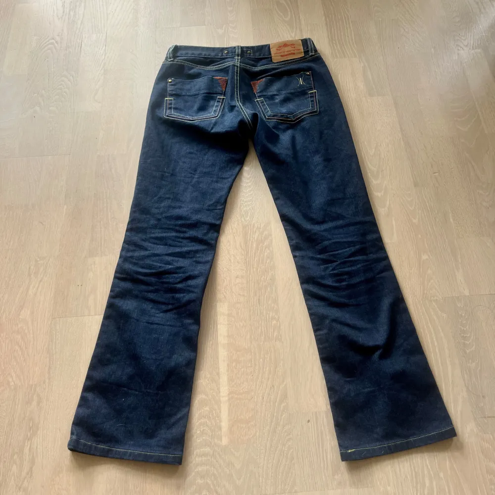 Lågmidjade bootcut jeans. Midjemått 36 cm, innerbenslängd 76 cm. Köp via köp nu ❤️❤️. Jeans & Byxor.