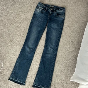 Ltb jeans - Säljer ett par lågmidjade ltb jeans i modellen valerie. Storlek W25 L32 och i hyvsat gott skick. Kan tänka mig att dölja de för billigare pris, Skriv för fler frågor! 