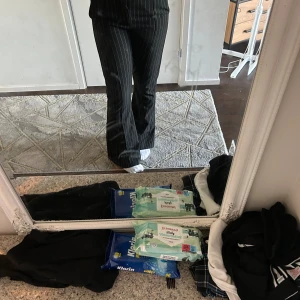 Kostymbyxor - Säljer dessa fina, högmidjade randiga kostymbyxor i strl s. Väldigt fint skick inga skador eller annat vid fötterna efter att ha gått på dom. Obs att de ör väldigt vida i fötterna o täcker nästan hela mina skor och ja är 160 o de är för långa för mig