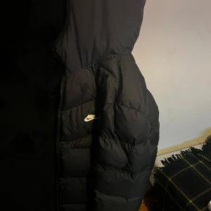 Nike stormfit vinterjacka - Nike stormfit vinterjacka Använt den ett par gånger, den är precis som ny. Nypris: 2600kr