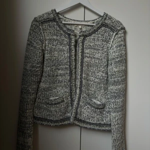 Maje jacka/kofta - Superfin Maje kofta/jacka! Två fickor och knappar hela vägen ✨Nypris cirka 3500kr. Storlek 2 vilket motsvarar M, men passar mig perfekt som har S💕