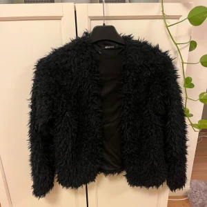 Fluffjacka/kofta - Superfin jacka/kofta i en svart färg , den är i stl S och köpt på Gina tricot. Verkligen superskönt material och håller värmen bra💕