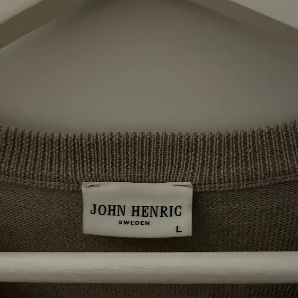 En väldigt nice John Henric crewneck i materialet merinoull. Den är i jättebraskick, ungefär nyskick. Är i storlek L och passar någon som är 180-190. . Tröjor & Koftor.