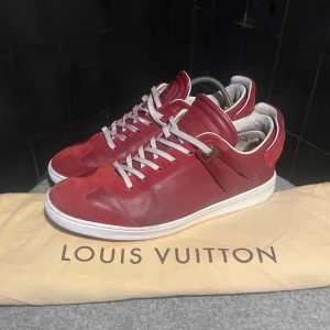 Louis Vuitton skor  - Tja ! Säljer nu dessa sjukt snygga lv sneakersen. Storlek 6,5 motsvarar 41! Mycket gott skick. Lite röd färg på ena skosnören men tror de kan gå bort me en tvätt! Modell : Genesis sneaker. Nypris ca 9000kr! Vid frågor är det bara att höra av sig !