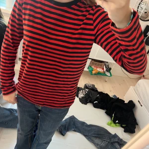 Röd svart randig tröja  - Jättesöt långärmad tröja från C.W. Den är i jättebra skick och säljs för den inte kommer till användning!