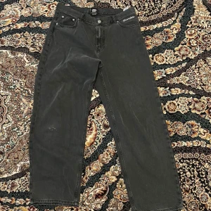 Denim - Säljer ett par svarta jeans från Sweet Skateboarding Company. Jeansens skick är bra, men de har några små fläckar. De är i storlek M.
