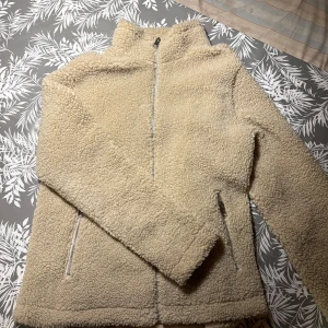 Tröja hm - Säljer den här sköna och snygga tröjan från hm. Perfekt till hösten och vintern. Mvh Linus 