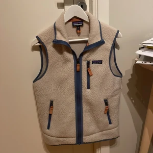 Patagonia väst - Säljer denna feta patagoina väst 9/10 condition sällan använd och perfekt till hösten, passar mig bra och jag är 175 61 kg, kan ta byten också 