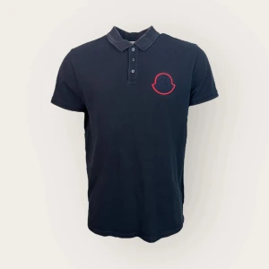 Moncler polo - En moncler piké i storlek XL men passar även L, 8/10.  skick och pris kan diskuteras 