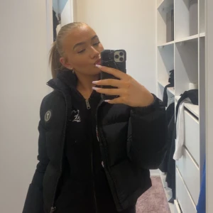 Trapstar jacka dam - Jackan är beställd från en engelsk hemsida och inte tapstars egna, alltså är den inte äkta. Säljder den för 1200 eftersom att jag köpte den för 1800 och pga av att skicket på jackan är väldigt fint och den är svårt och få tag på.Priset kan diskuteras