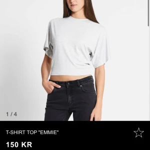 Grå topp ifrån lager157 - Säljer en stilren och enkel vit t-shirt topp 'Emmie'. Den är croppad och har en avslappnad passform med korta ärmar. Perfekt för en casual look! Säljer då jag inte tyckte satt som jag ville!
