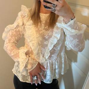 Festlig blus från H&M med volanger!🤍 Storlek 34, passar XS! Mycket fint skick.💕