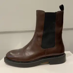 Vagabond Alex W Boots i färgen mörkbrun. Nyskick, använda endast 1 gång Nypris 1700kr