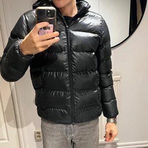 Vinter jacka  - Säljer denna snygga vinter jacka från Adiddas för den är lite för liten på mig. Den är i storlek 164 men skulle säga att den passar Xs och även nästan S. Nypris är ca 1600kr. Kom gärna med prisförslag!!