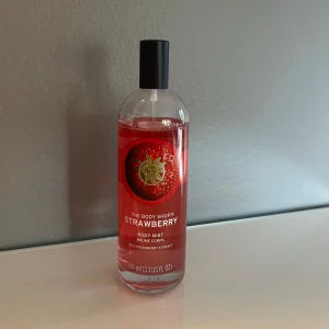 Body shop body mist - Body mist i lukt av jordgubb från the body shop❤️Nästan orörd 