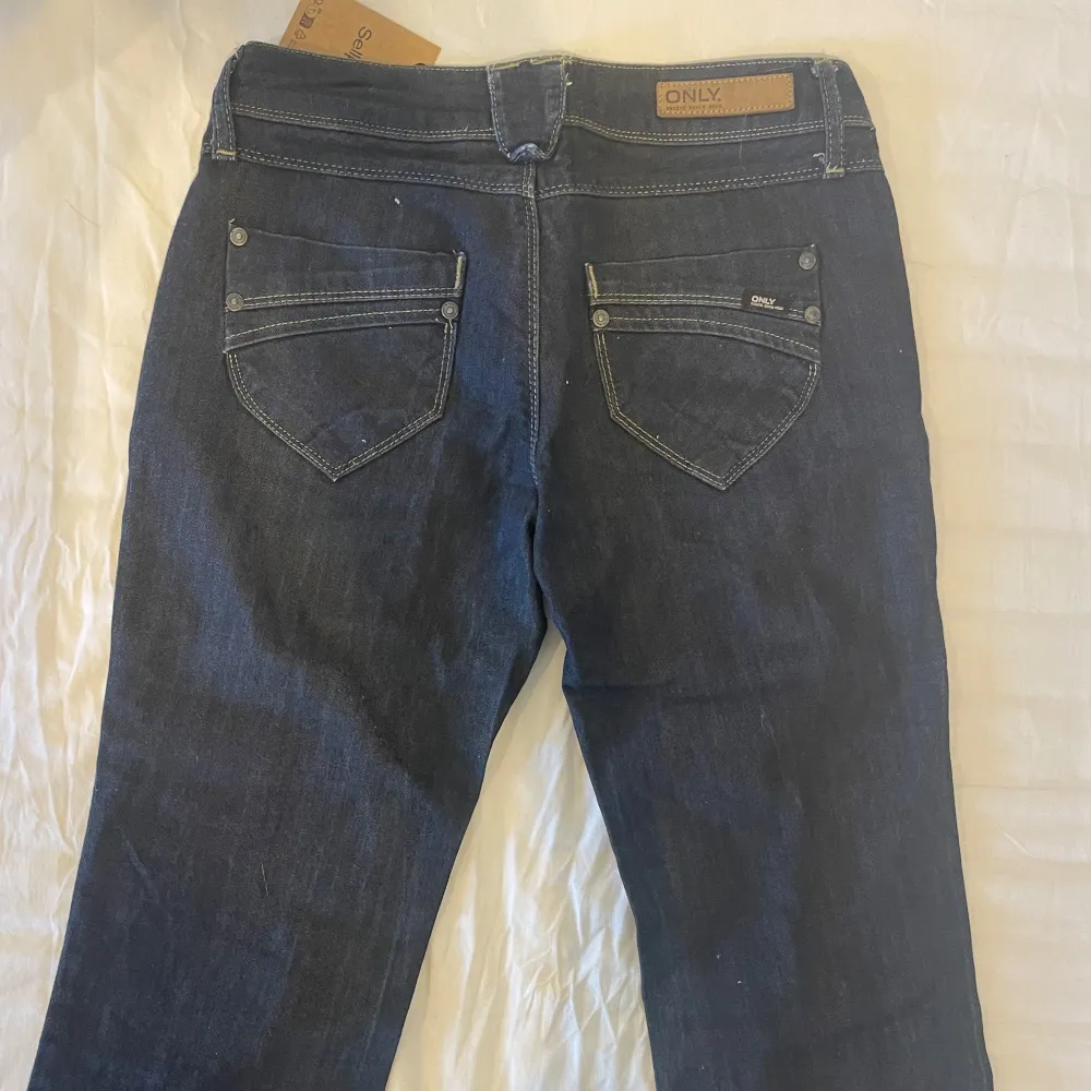 Super snygga låg midjade jeans som är mörkblåa köpta på sellpy men inte använda av mig eftersom de är försmå för mig💗midjemått 38x2☺️. Jeans & Byxor.