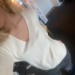 Super fin beige tröja - Den har används många gånger men har ingen fläck osv. Den har även lite puff i ärmarna😚💕