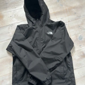 Svart North face Vindjacka! - Svart northface vid jacka, grymt bra skick! Inga slitningar. Hör av er vid fler frågor!💸😀