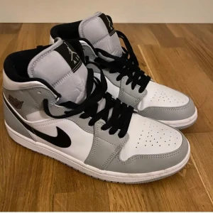 Air Jordan 1 Mid 'Light Smoke Grey' - Använda 2 gånger. Äkta. Säljs då dem inte kommer till användning. 