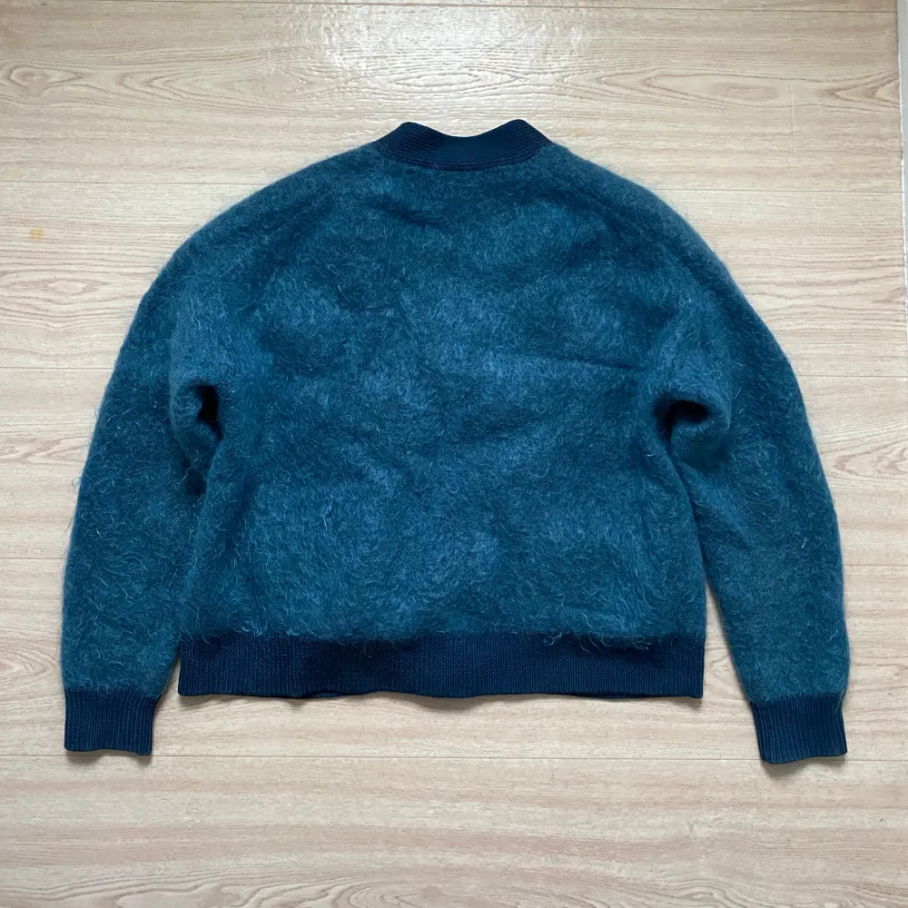 Supermjuk avslappnad cardigan från Acne Studios i en jättefin turkos färg. Passar lite oversized och avslappnat. Taggad size S, passar S-M. Toppskick!. Stickat.