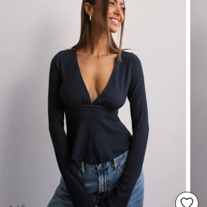 Blå blus från nelly - Mörk blå blus från Nelly i storlek xs  jötte fin nu till hösten ❤️ original pris är 299 jag säljer för 175  då den är använd cirka 2 gånger endast 