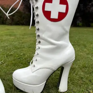 Pleaser Sexy nurse stövlar 38 Perfekt till Halloween/ maskerad Bra använt skick 