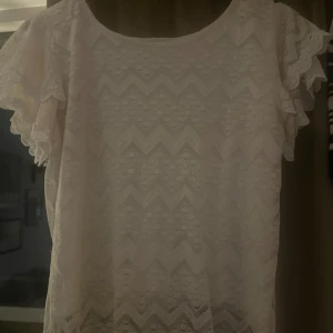 Snygg topp - Jätte snygg topp från Thailand! Använd 4/5 gånger och är jätte fint skick inga hål elle liknade😊❤️ dubbel tyg för den inte ska va så genomskinlig . 