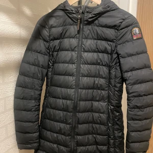 Parajumper jacka - Strl xs men passar även s. Små skador men inte synliga