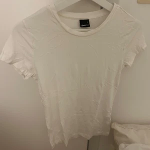 T-shirt  - Vit T-shirt från Gina tricot