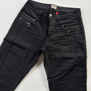 Byxor med dragkedjor - Svarta byxor med dragkedjor