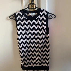 Mönstrad layer  - En mönstrad svart och vit top som man kan använda till layer. Storlek: XS/S