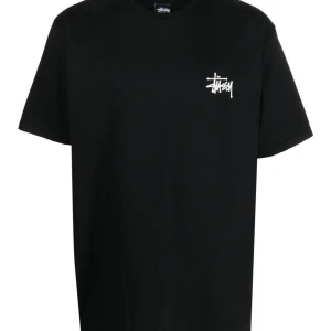 Säljer Stussy tshirt i svart  - Säljer min t-shirt som är i nyskick. Priset kan diskuteras och jag kan mötas upp i Göteborg💕. Den är äkta och det går att skanna den. Nypris - 1250kr  Mitt pris - 650 