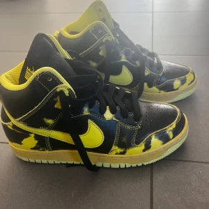 Nike skor  - Helt nya, aldrig använda Nike skor. Nypris 999kr, pris kan diskuteras och kom privat för mer bilder, kan även anvöndas som BASKETSKOR 