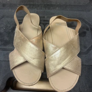 Sandaler - Gulliga sandaler som har används tidigare men har tvättat dom dom är beige och guldiga 