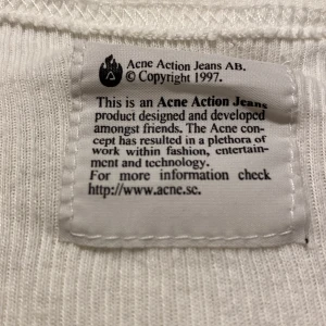 Acne Tröja - Säljer min mammas gamla Acne tröja från 1997. Har ett inbyggt linne på framsidan ( bild 1 ). Ställ mer frågor privat 💕