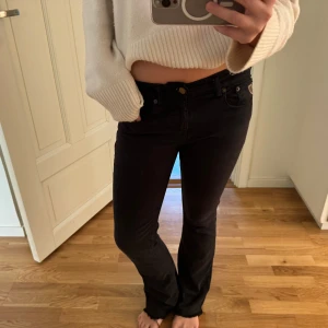 Lois bootcut jeans!! - Säljer mina skit snygga Lois jeans i stl w27 L32, men passar mig som vanligtvis har stl 36. Super najs nu till hösten och passar verkligen till allt nypris är !!! 