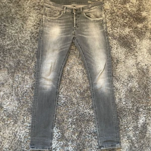Dondup jeans - Säljer nu dessa sjukt snygga dondup George jeans skick 8/10. Midja 31, kom privat för fler bilder eller liknande.