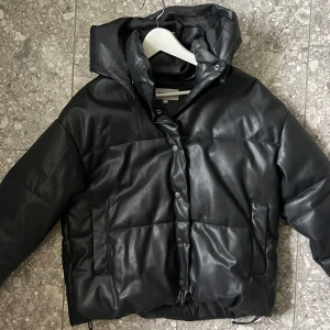 Pufferjacka från weekday  - Jacka från weekday i fakeskinn. Lite använd, storlek XS. 450kr inkl spårbar frakt. 