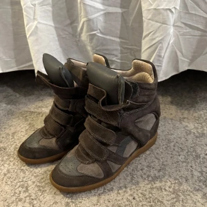 Isabel Marant skor - Säljer mina älskade Isabel Marant skor då de inte längre kommer till användning, de är grå/bruna med några blå detaljer😊De är i super bra skick och endast använda ett fåtal gånger🫶Pris går såklart att diskutera☺️