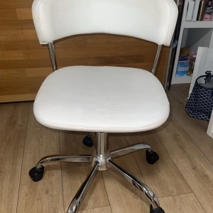 Sminknings-stol - Denna vackra stolen har jag använt i ca 1 år, den fungerar som den ska och är i bra skick. Jag säljer stolen just för att jag inte behöver den längre. Vid intresse så är det bara att höra av sig till mig 