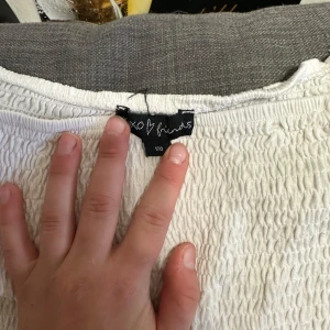 Vit magtröja - Använd fåtal gånger. Är i storlek 170