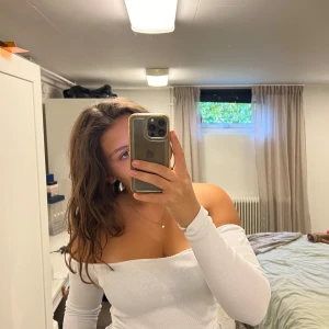 Vit off shoulder tröja  - Oänvänd med prislappen kvar 