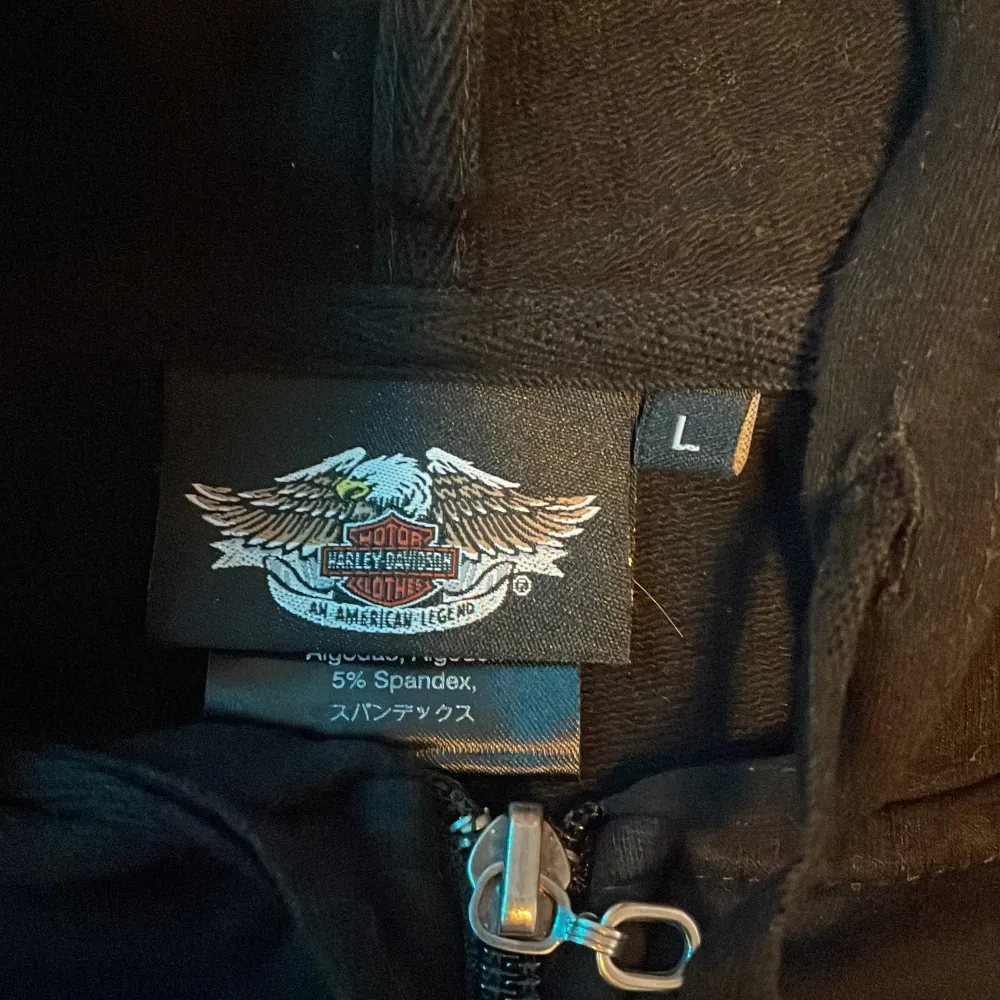 en cool harley davidson hoodie med dragkedja som är köpt på loppis men som inte kommer till användning. storlek L men passar även M. har liten defekt, kontakta mig för mer info. kontakta mig för tex bilder på och köparen står för frakten 💕💕💕. Hoodies.