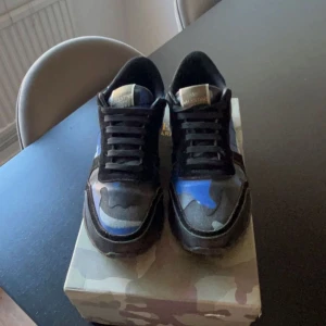 Valentino rockrunners  - Säljer dessa as fetta skor perfekt nu till vintern. Skorna är i väldigt fint skick dom är i storlek 38 men skulle säga att dom är 39. Kom privat för snacka pris eller för fler bilder.