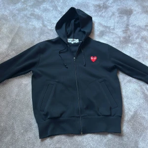 Comme des Garcons/cdg hoodie svart - Comme des garcons hoodie i size s men kan passa till xs också, vid några som helst funderingar är det bara att höra av sig! Nypris 2999, mitt pris 999kr. Nästintill noll defekter! Såklart är den äkta!