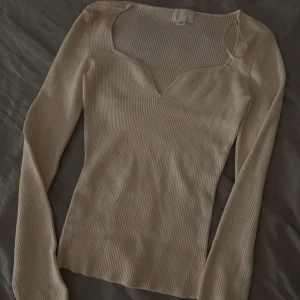 V-ringad tröja - En fin v-ringad tröja från H&m, sitter väldigt fint! Köpt för 150-199kr, kommer ej riktigt ihåg!