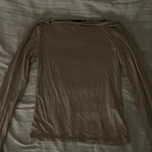 Svart & beige långärmad topp - Dessa 2 långärmade toppar med rak hals och superskönt material säljes pga snål användning. Inga defekter, säljes som styckvis: 80kr eller ihop: 140kr OBS!! Den svarta är såld!! Finns ej kvar!!