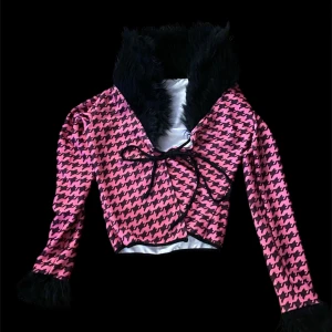 fur topp - säljer denna super söta topp med fur runt nacken och nere på ändarna vid armarna, inga defekter och knappt använd ☺️